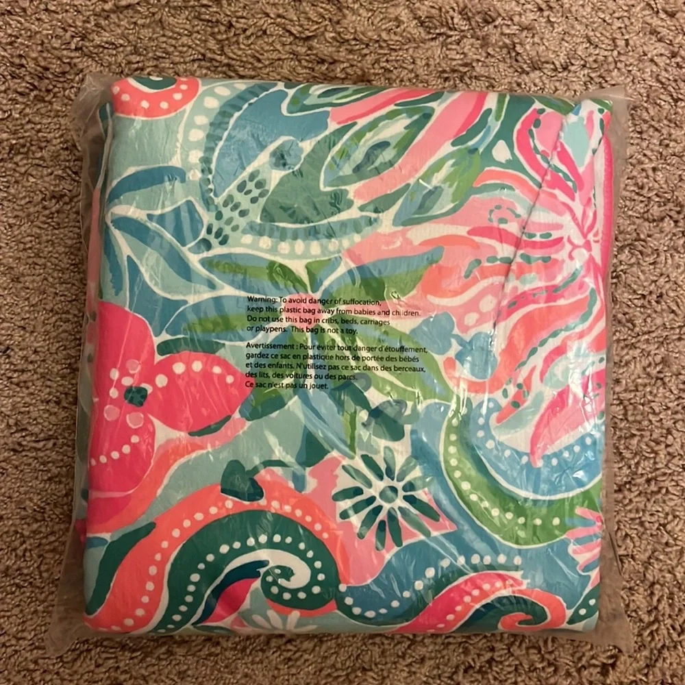 New in package lilly pulitzer lounge beach gift floral print towel full size